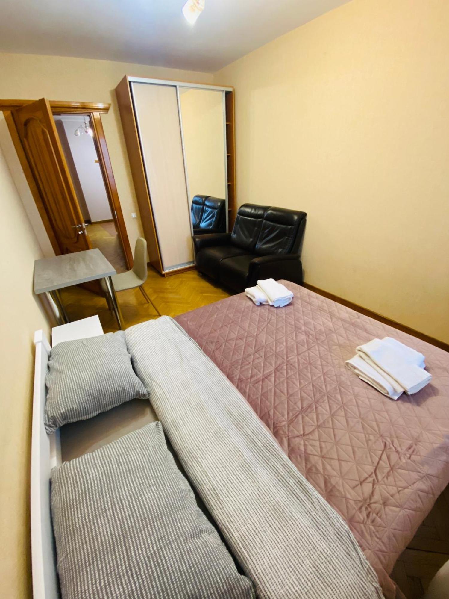 Real Home Apartments- Geroiv Dnipra Metro Station كييف المظهر الخارجي الصورة